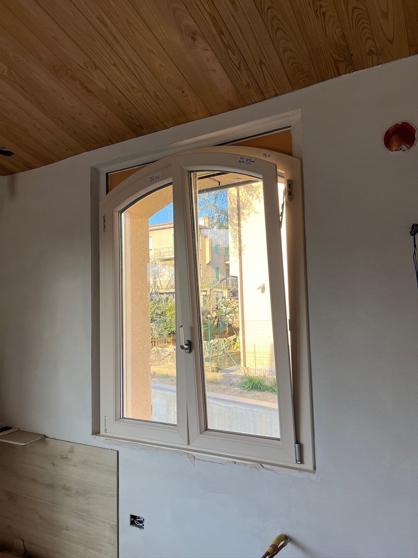 Finestra ad arco in legno