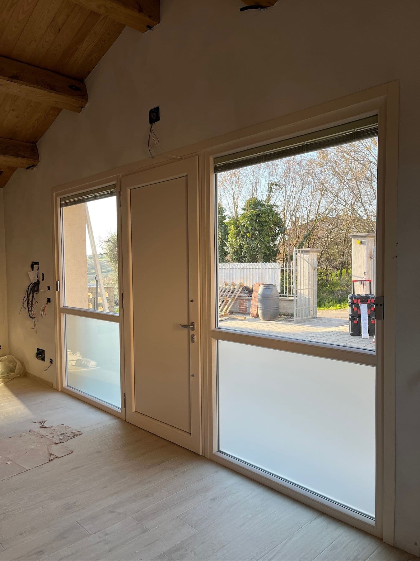 Portefinestre in legno con vetro satinato installate da Cor Ser