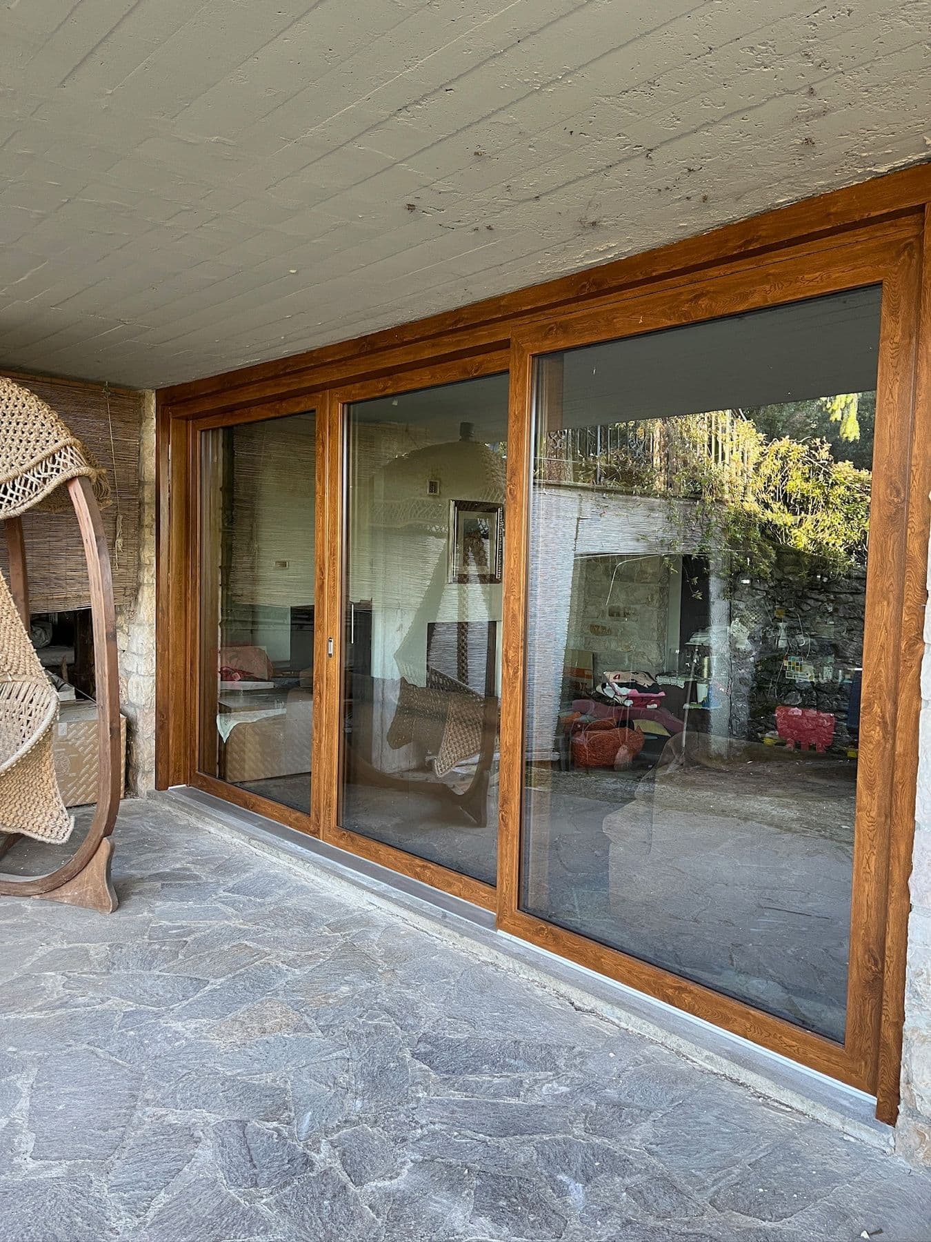 Grande scorrevole in legno affacciato sul giardino