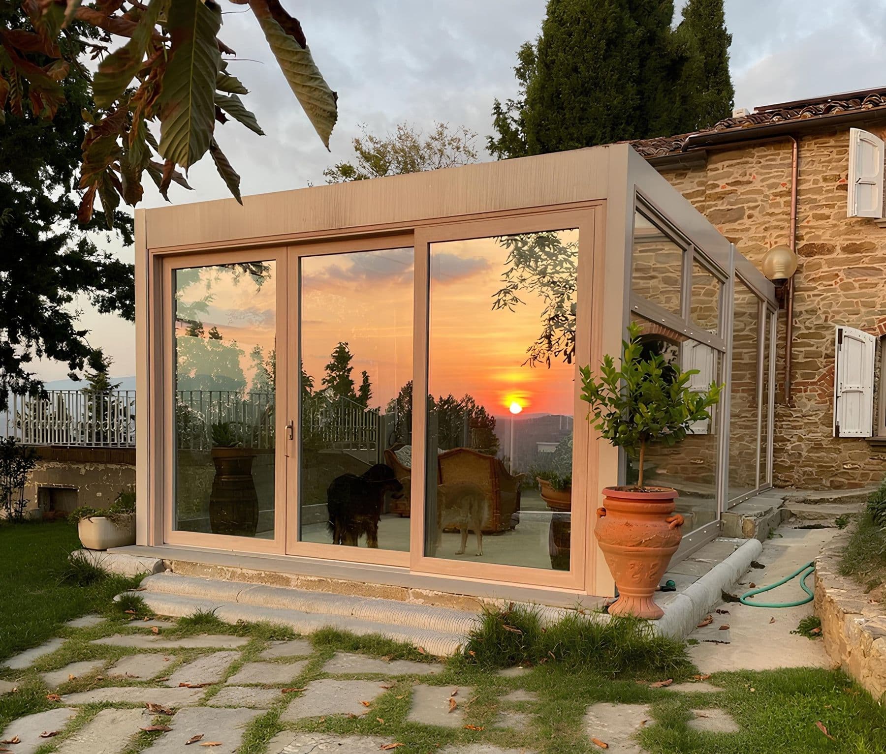 Veranda vetrata realizzata da Cor Ser, con vista sul tramonto