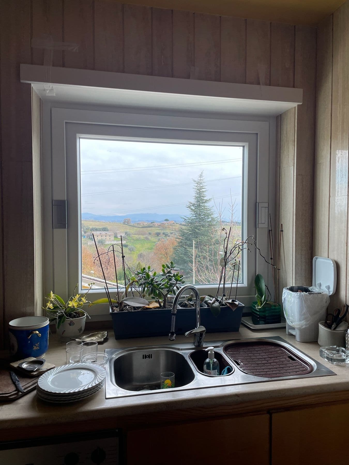 Finestra di cucina con vista sulle colline