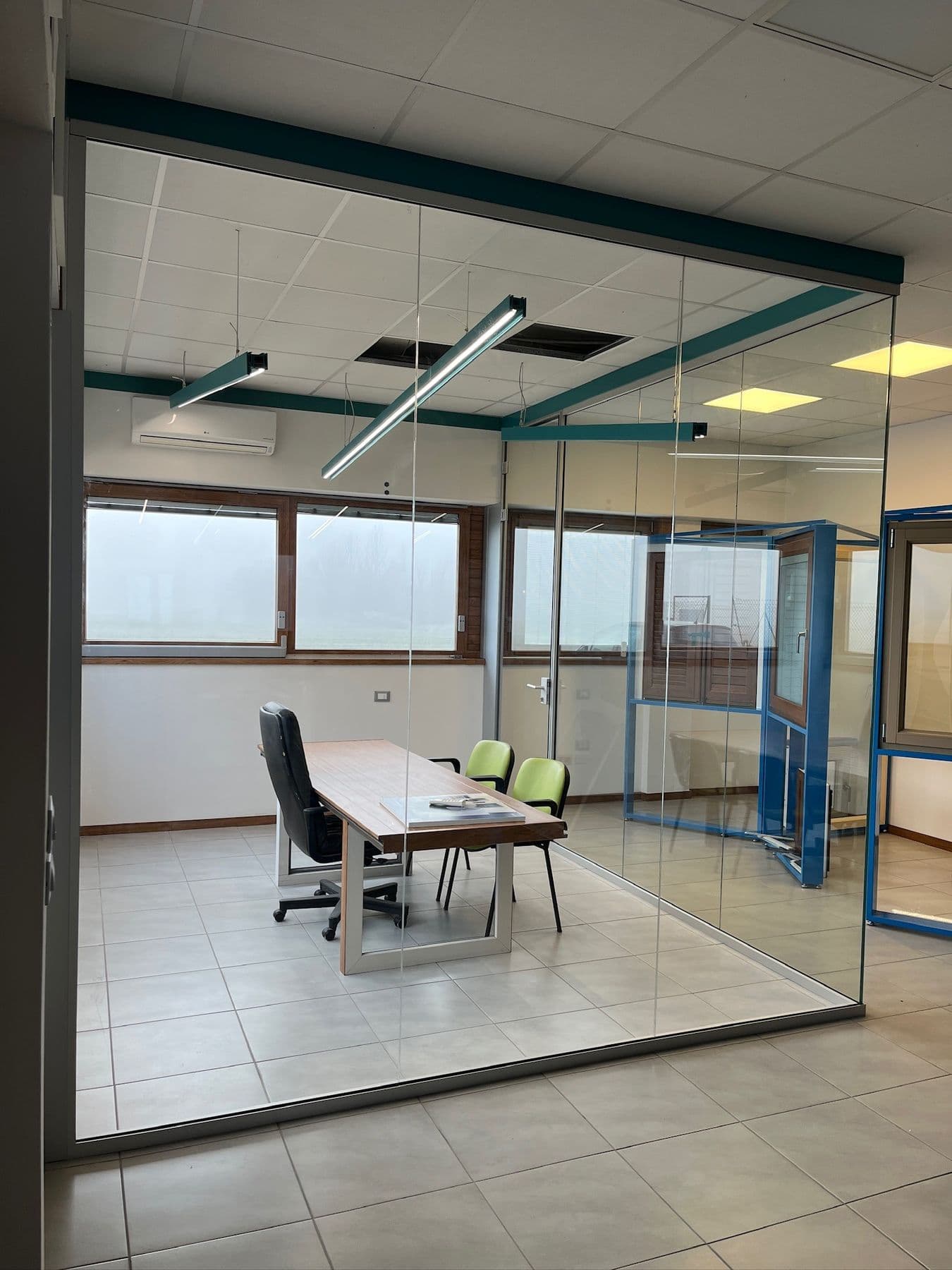 Ufficio con divisori in vetro